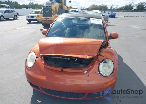 2010 Volkswagen New Beetle 2.5L Red Rock Edition z USA, uszkodzony, nr VIN 3VWRW3AG1AM034723